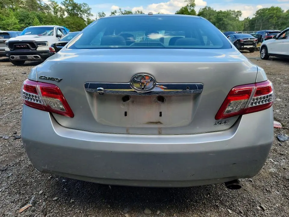 2011 TOYOTA CAMRY XLE  