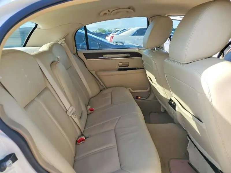 2011 LINCOLN TOWN CAR SIGNATURE LIMITED  