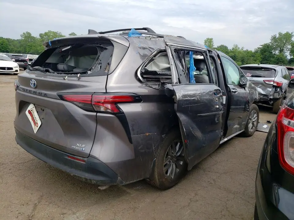 2021 TOYOTA SIENNA XLE  