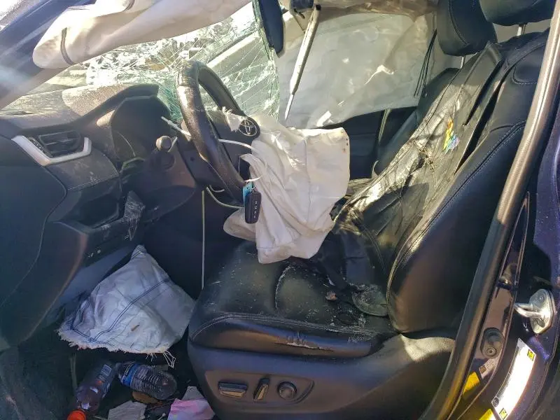 2019 TOYOTA RAV4 XLE  