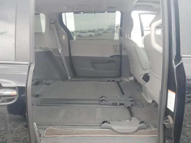 2020 TOYOTA SIENNA XLE  