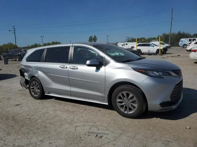 2021 TOYOTA SIENNA LE  