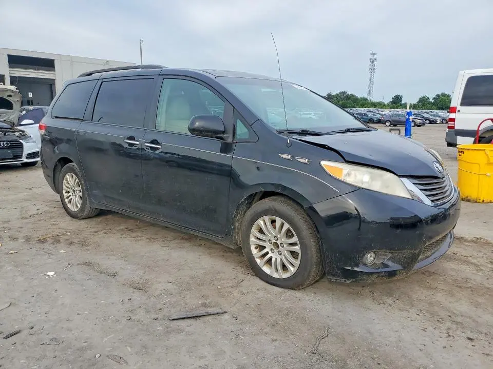 2014 TOYOTA SIENNA XLE 8-PASSENGER  