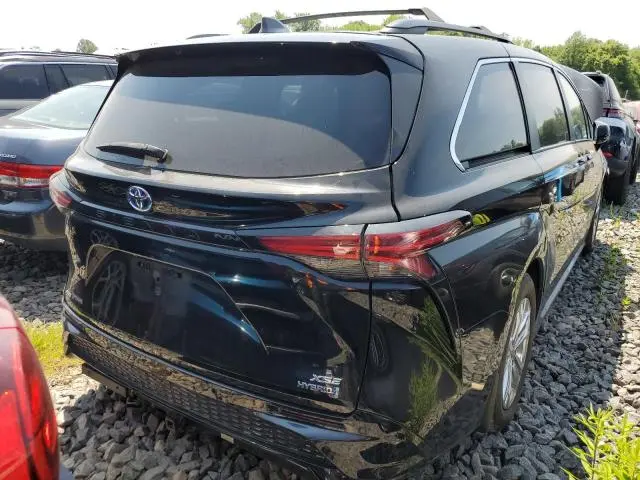 2021 TOYOTA SIENNA XSE  