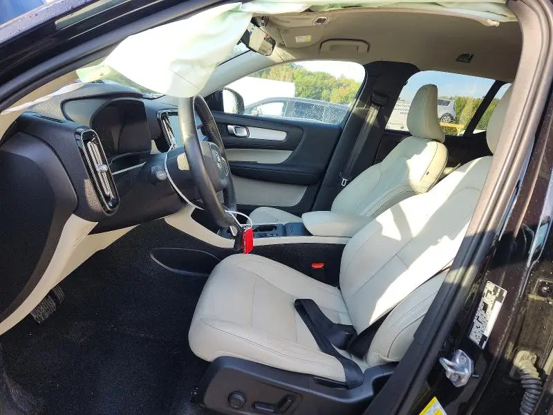 2019 VOLVO XC40 T5 MOMENTUM  