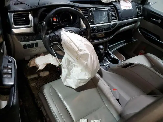 2019 TOYOTA HIGHLANDER SE  
