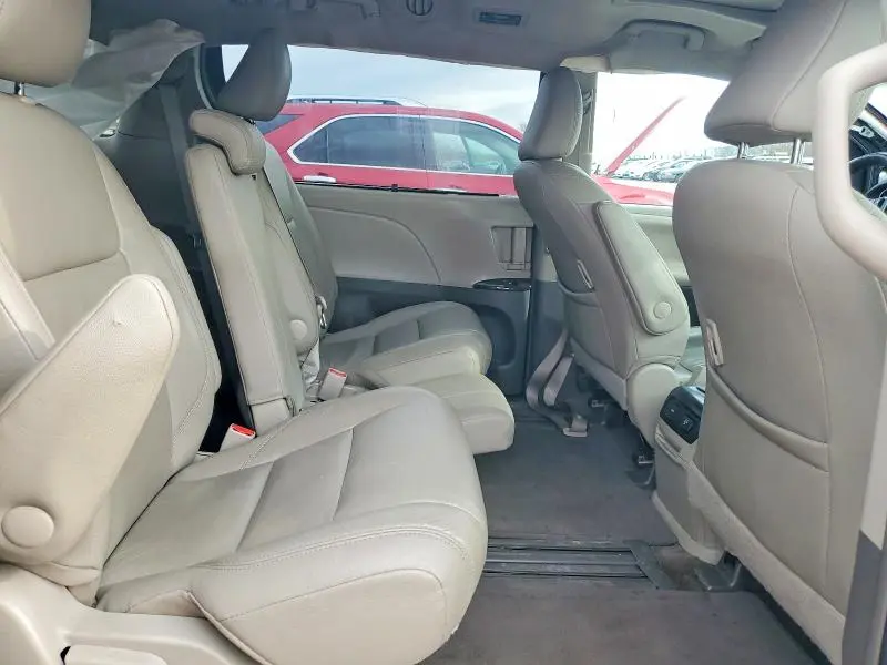 2017 TOYOTA SIENNA XLE  