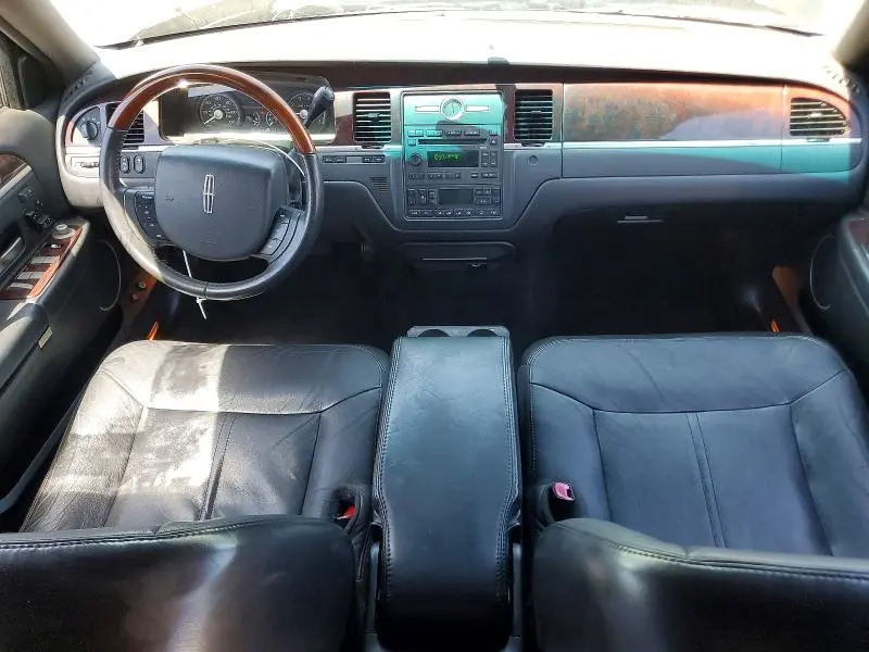 2010 LINCOLN TOWN CAR SIGNATURE LIMITED  