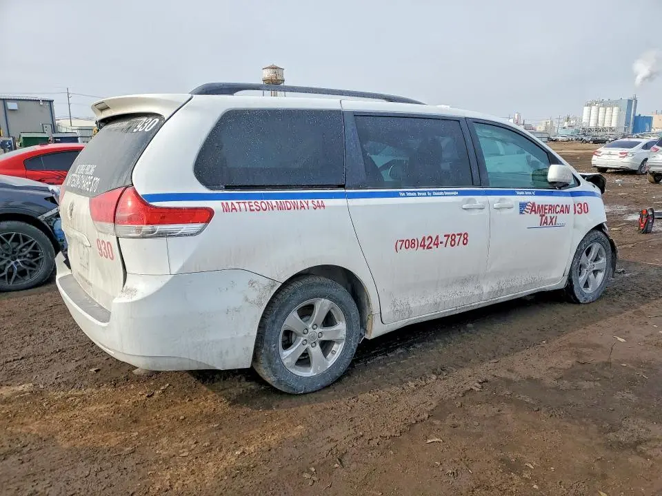 2014 TOYOTA SIENNA LE 8 PASSENGER  