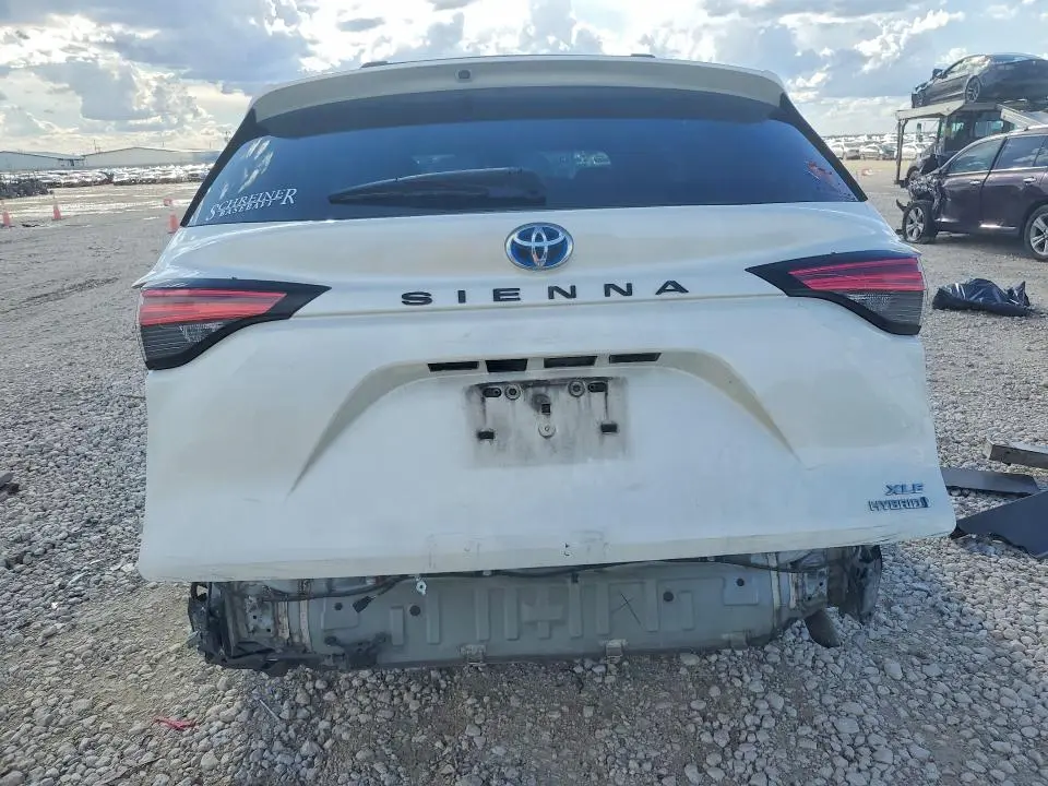 2021 TOYOTA SIENNA XLE  