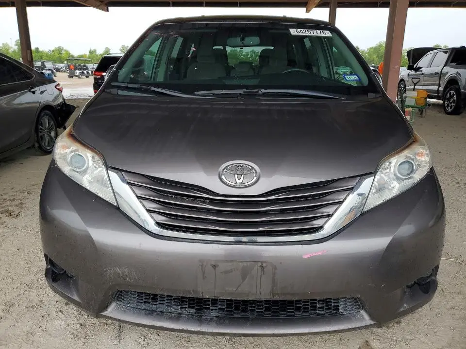 2015 TOYOTA SIENNA LE  