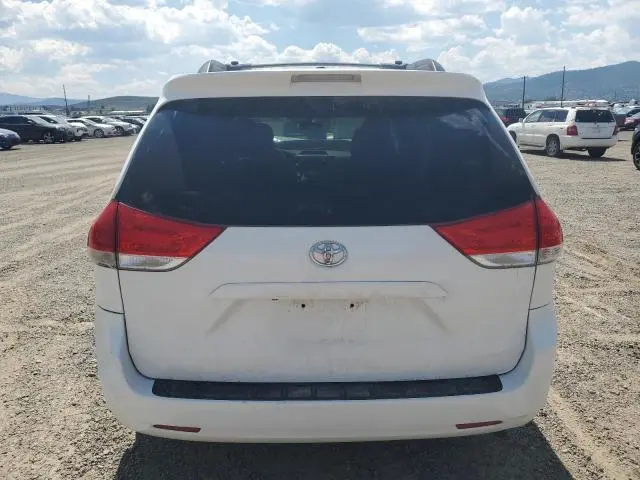 2014 TOYOTA SIENNA LE