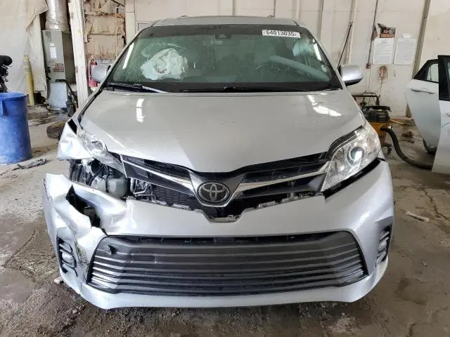 2019 TOYOTA SIENNA XLE  