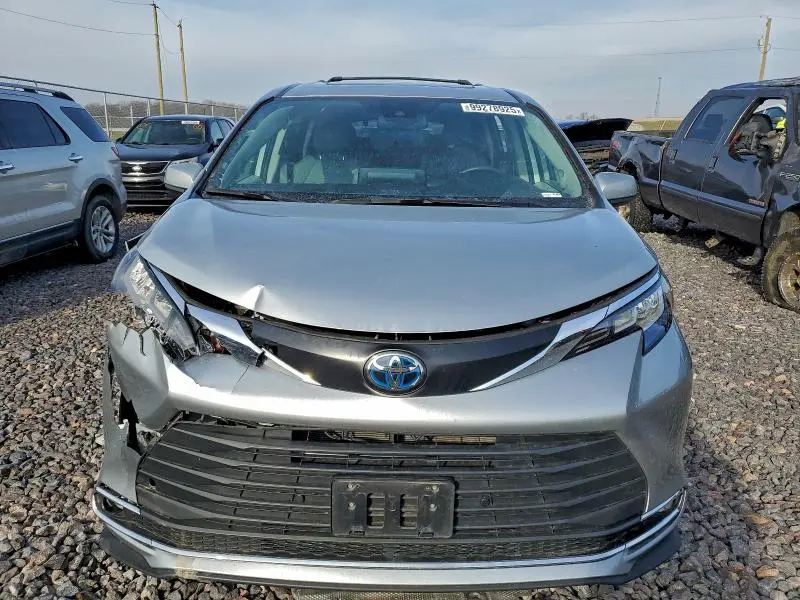 2022 TOYOTA SIENNA XLE  