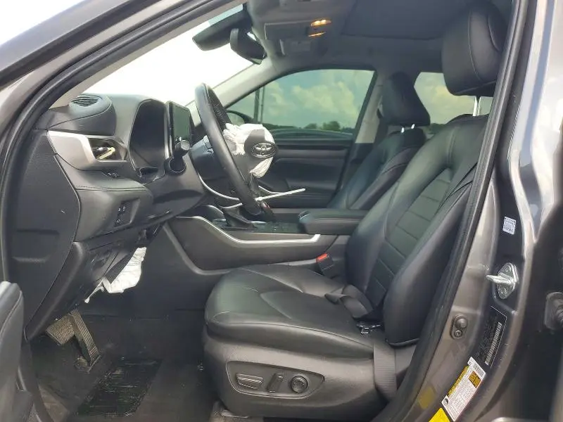 2024 TOYOTA HIGHLANDER XLE  