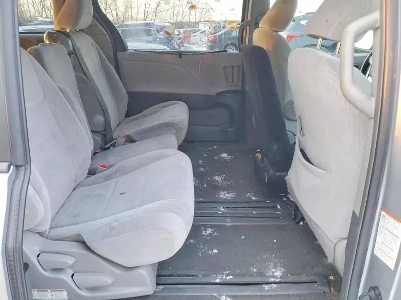 2016 TOYOTA SIENNA LE  