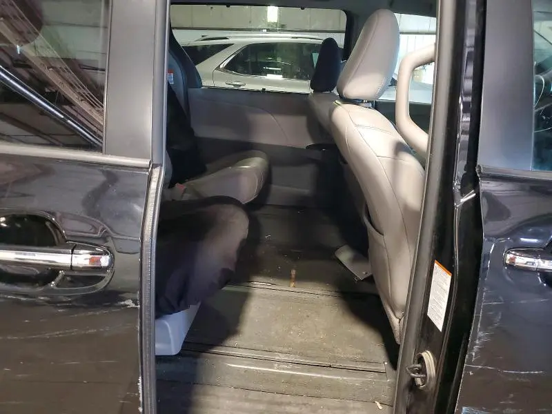 2015 TOYOTA SIENNA XLE PREMIUM 7-PASSENGER  