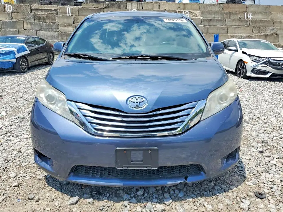 2015 TOYOTA SIENNA LE  