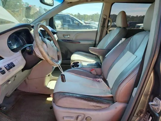 2013 TOYOTA SIENNA XLE