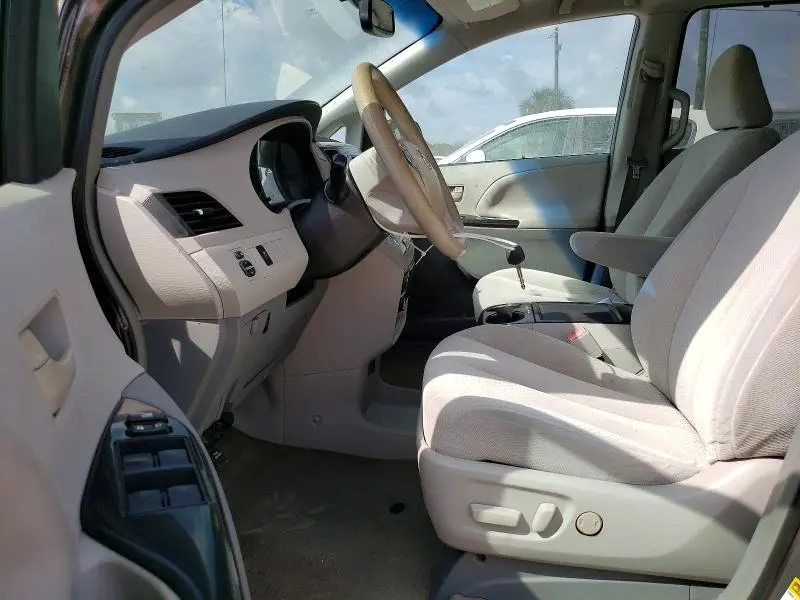 2014 TOYOTA SIENNA LE 8-PASSENGER  