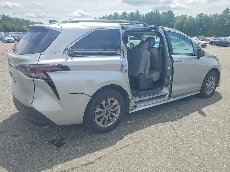 2025 TOYOTA SIENNA XLE 8-PASSENGER  