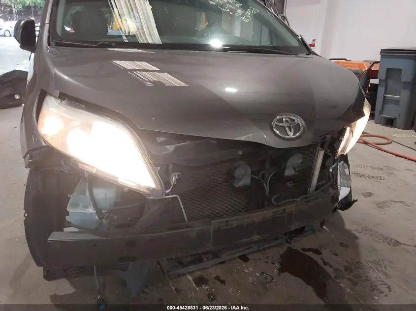 2014 TOYOTA SIENNA XLE V6 8 PASSENGER