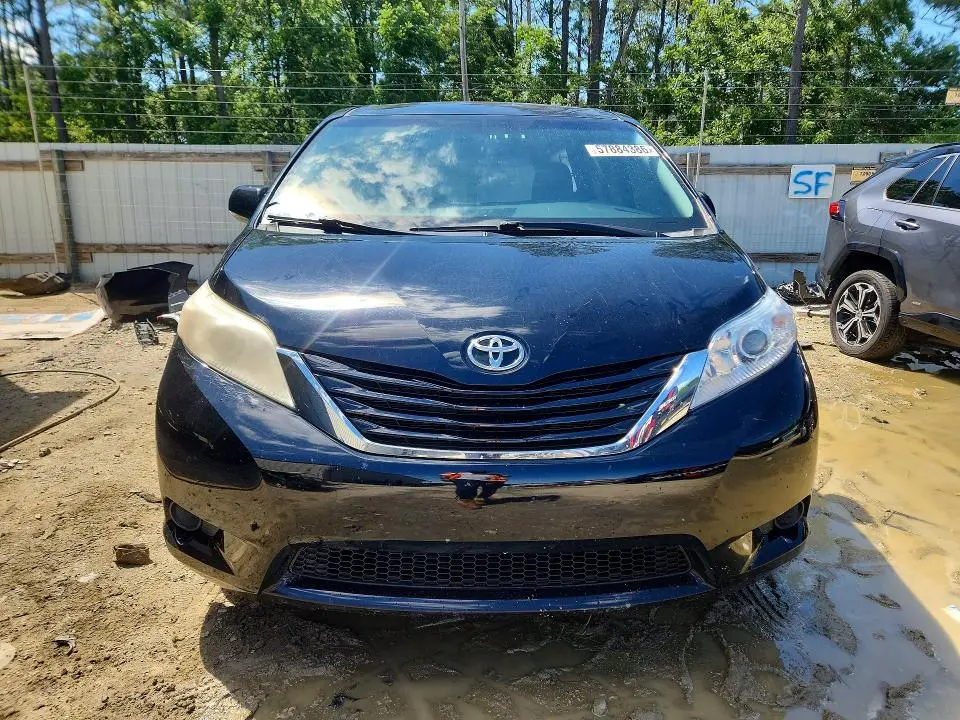 2017 TOYOTA SIENNA LE  
