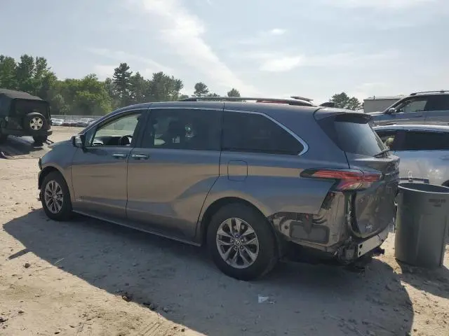 2021 TOYOTA SIENNA XLE  
