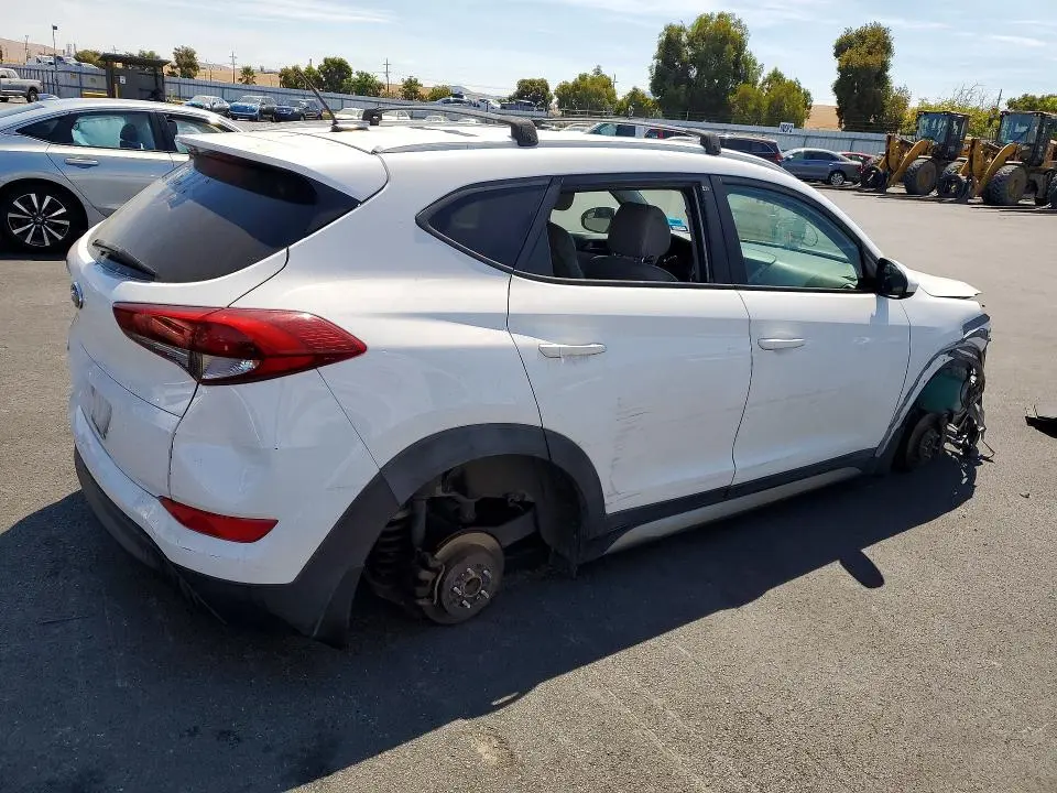 2017 HYUNDAI TUCSON SE  