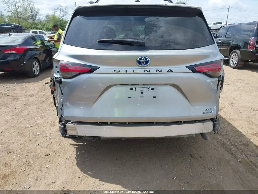2022 TOYOTA SIENNA XLE