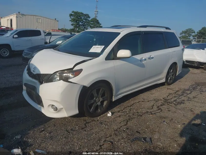 2014 TOYOTA SIENNA SE 8 PASSENGER