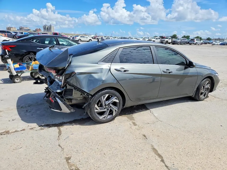 2024 HYUNDAI ELANTRA SEL  