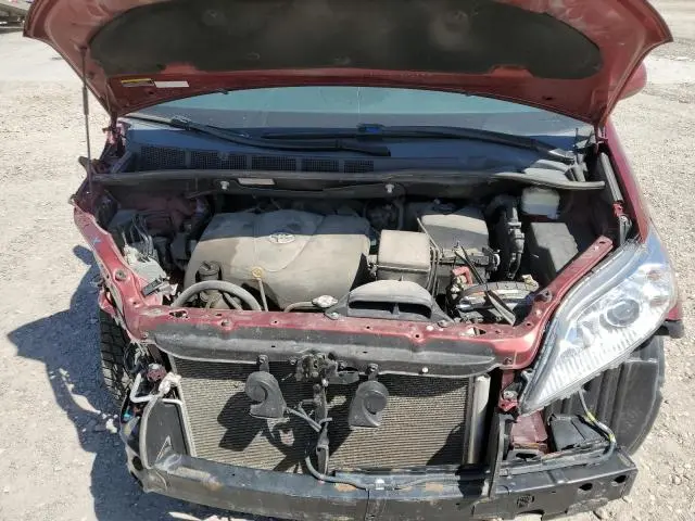 2017 TOYOTA SIENNA LE  