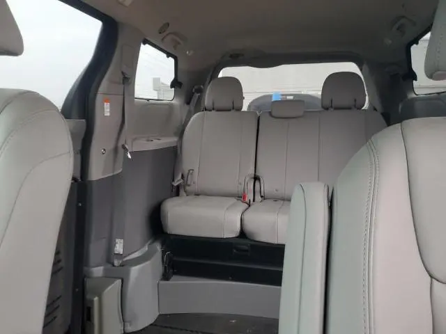 2020 TOYOTA SIENNA XLE  