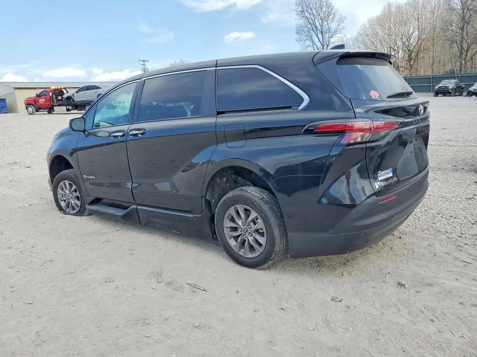 2022 TOYOTA SIENNA XLE 8-PASSENGER  