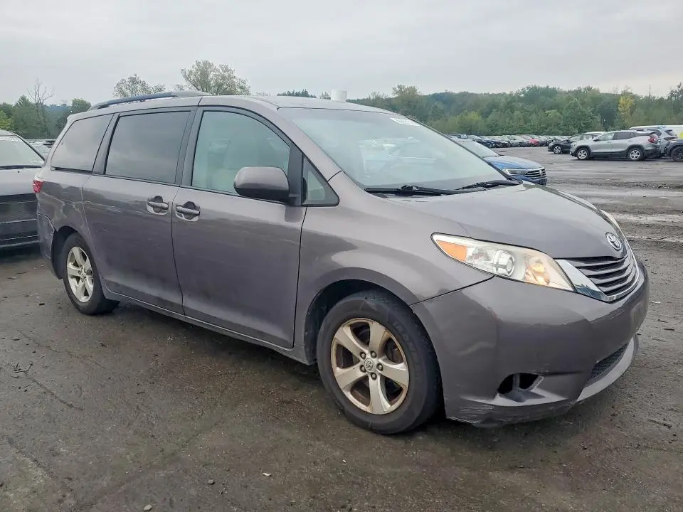 2017 TOYOTA SIENNA LE  