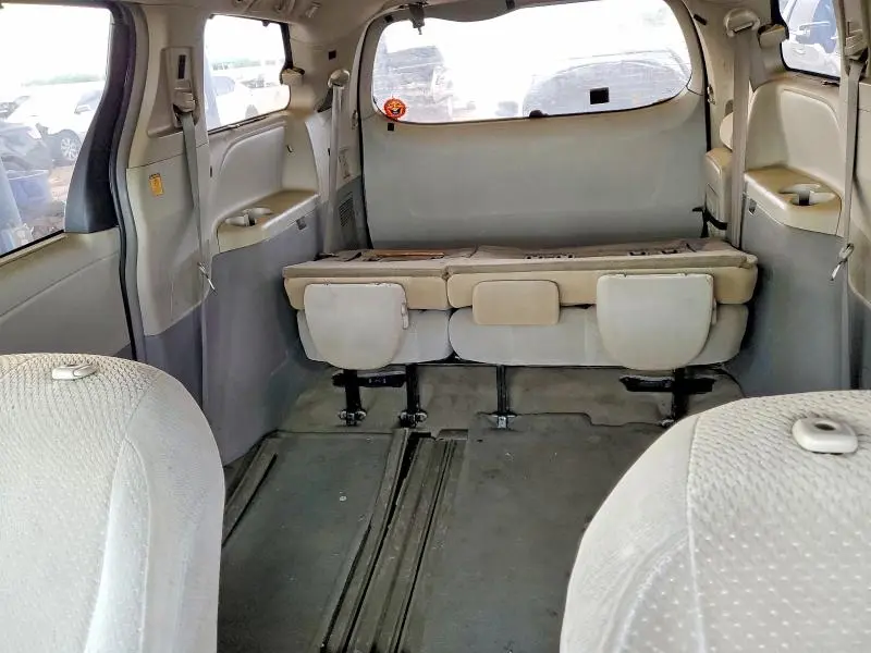 2011 TOYOTA SIENNA LE 8-PASSENGER  