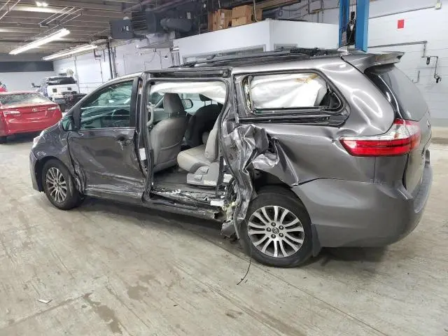 2018 TOYOTA SIENNA XLE  