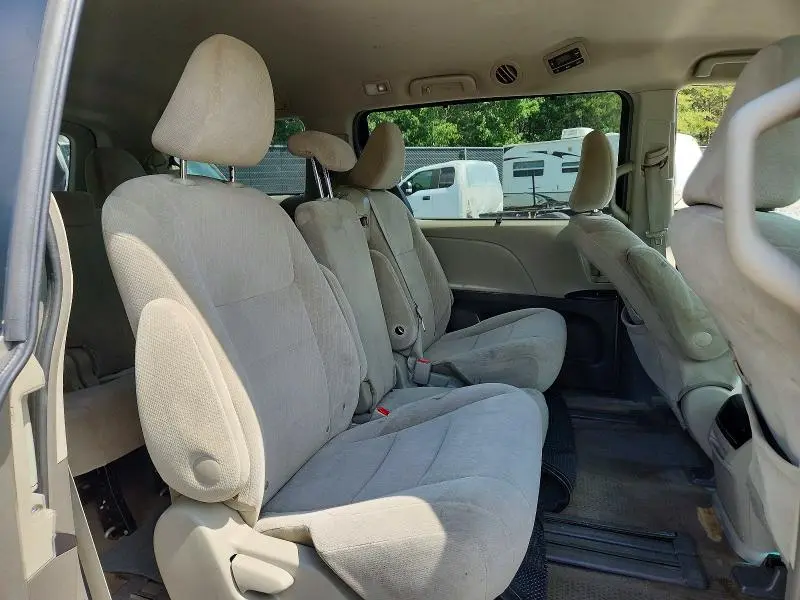 2017 TOYOTA SIENNA LE  