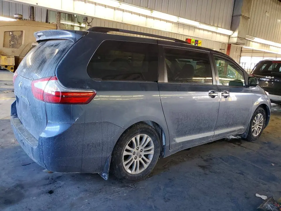 2016 TOYOTA SIENNA XLE  