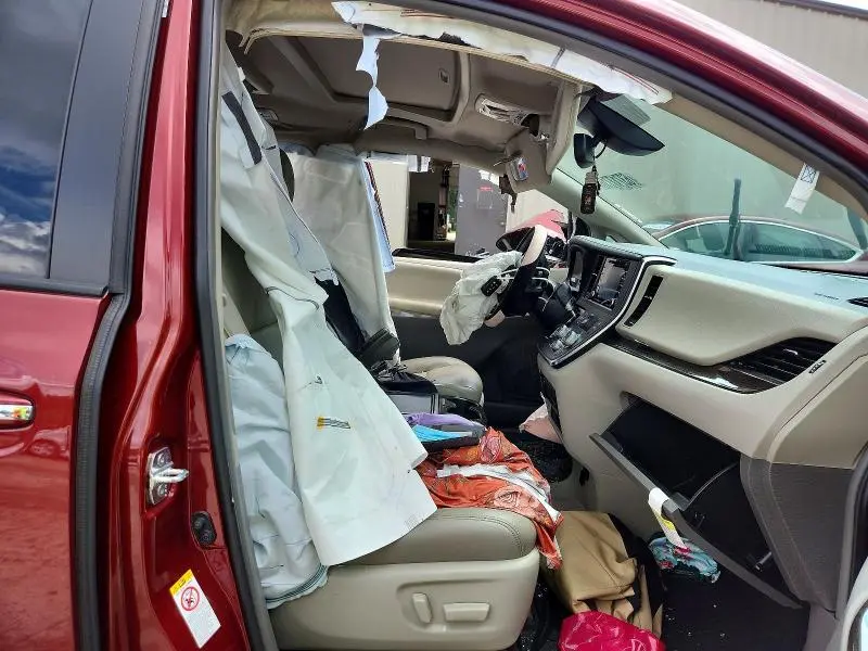 2019 TOYOTA SIENNA XLE PREMIUM 8-PASSENGER  