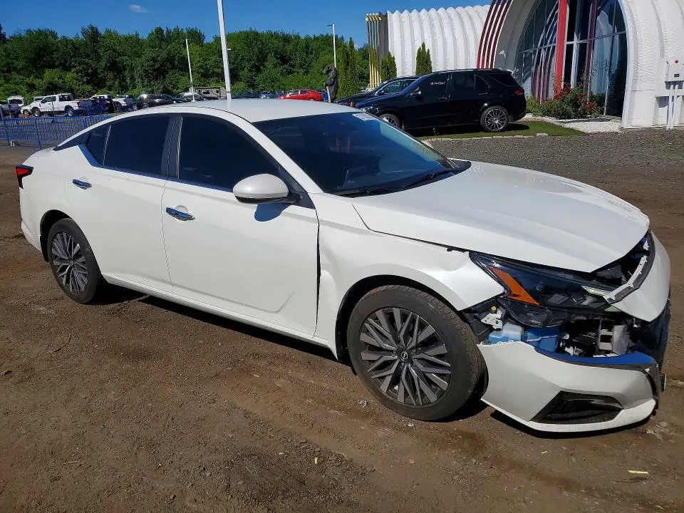 2023 NISSAN ALTIMA SV  
