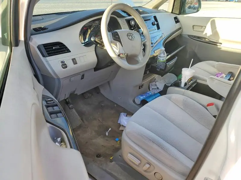 2013 TOYOTA SIENNA LE  