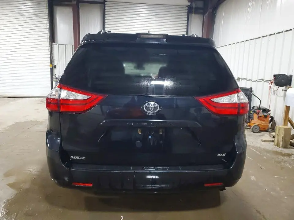 2018 TOYOTA SIENNA XLE 8-PASSENGER  