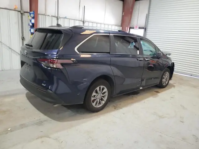 2025 TOYOTA SIENNA XLE  