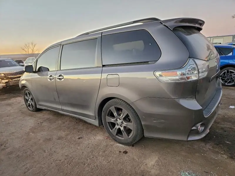 2017 TOYOTA SIENNA SE  