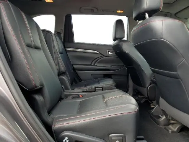 2019 TOYOTA HIGHLANDER SE  