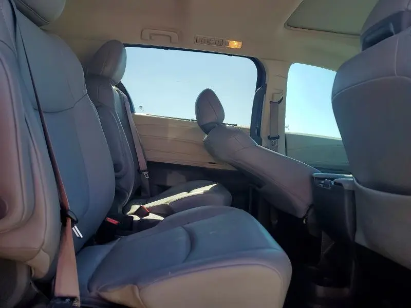 2021 TOYOTA SIENNA XLE  