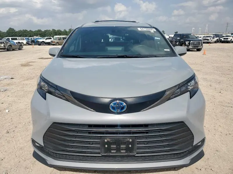 2024 TOYOTA SIENNA XSE  