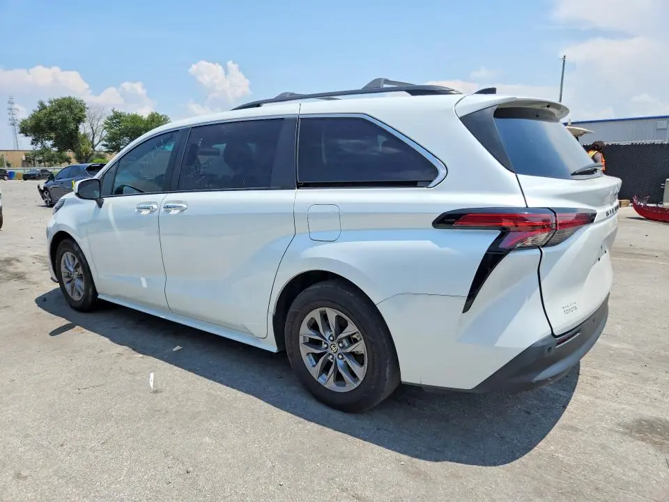 2022 TOYOTA SIENNA XLE  